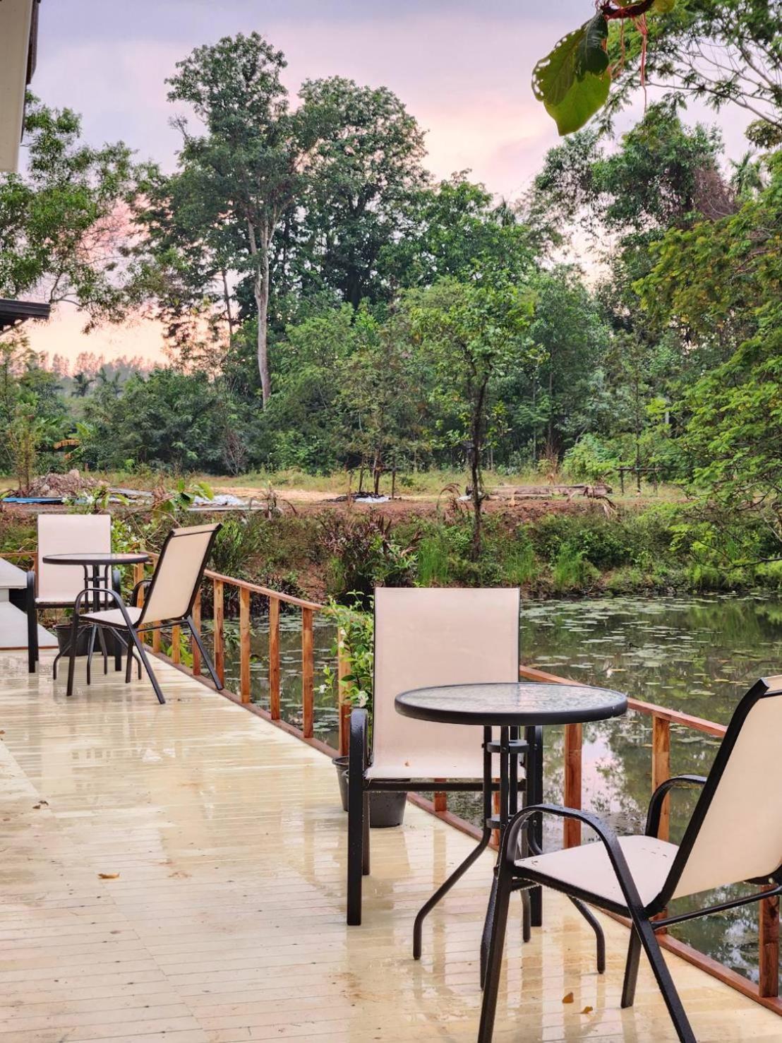 The Duck Cafe And Resort トラート エクステリア 写真